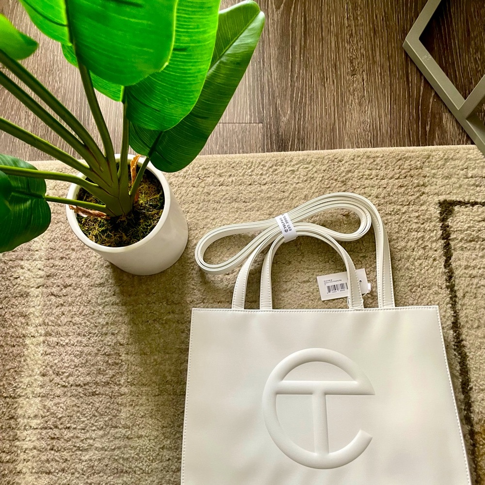 ✨ BRAND NEW ✨ White Telfar Medium 🤍